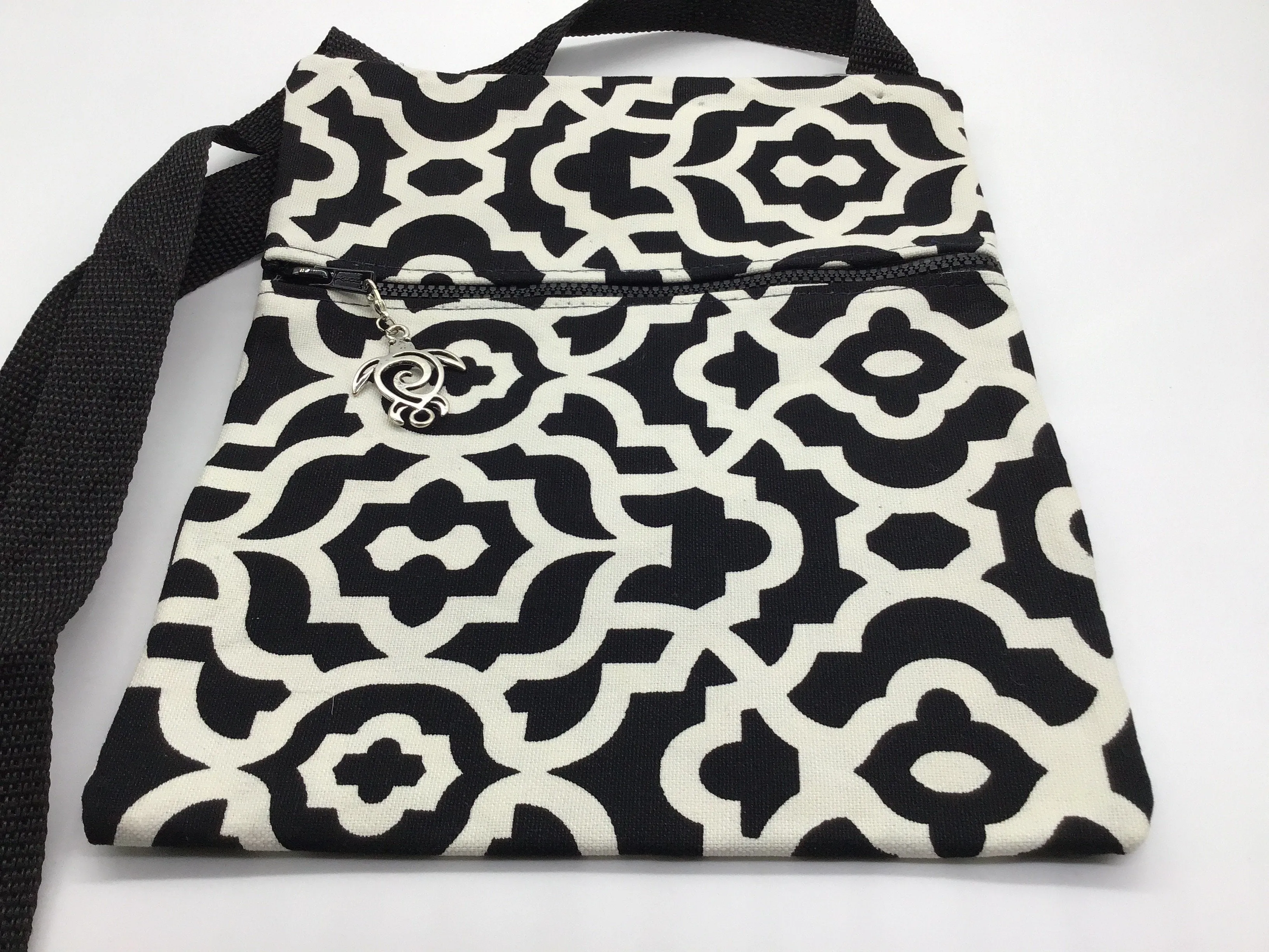 Patterned Blk/Wht Sling bag